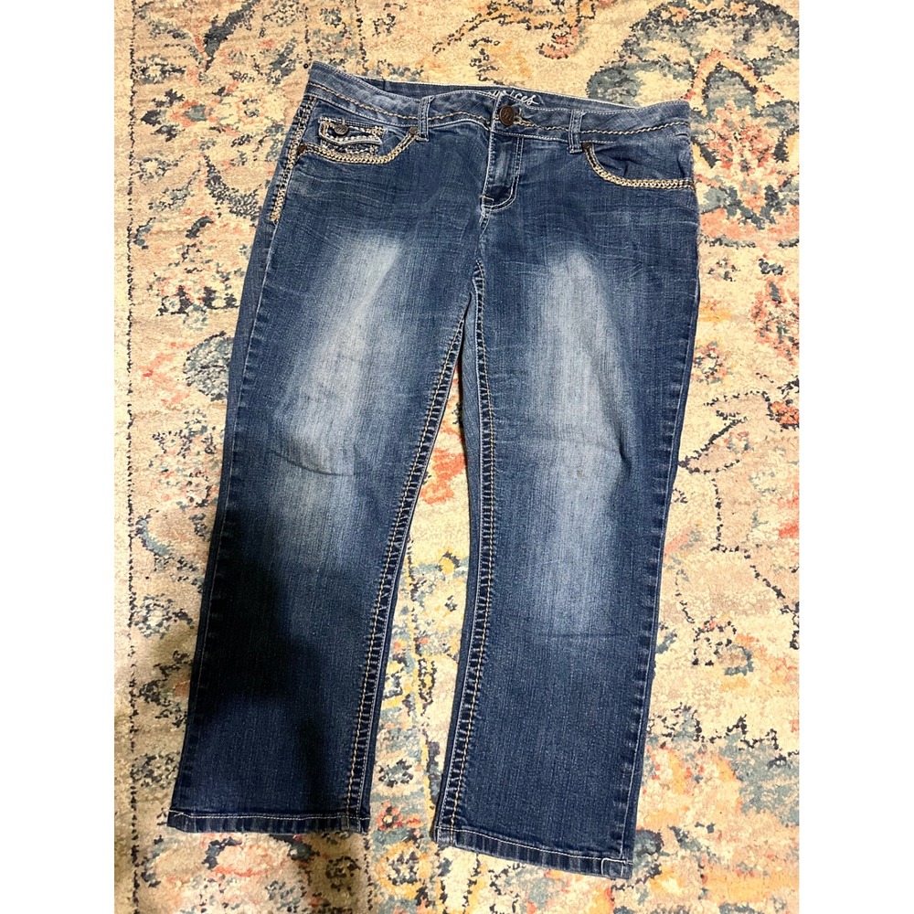 Maurices Womens Medium Wash Embroidered Flap Pocket Capri Jeans Size 9/10